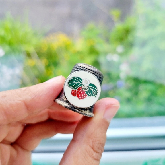 Vintage Strawberry Flower Thimble - Picture 2 of 8